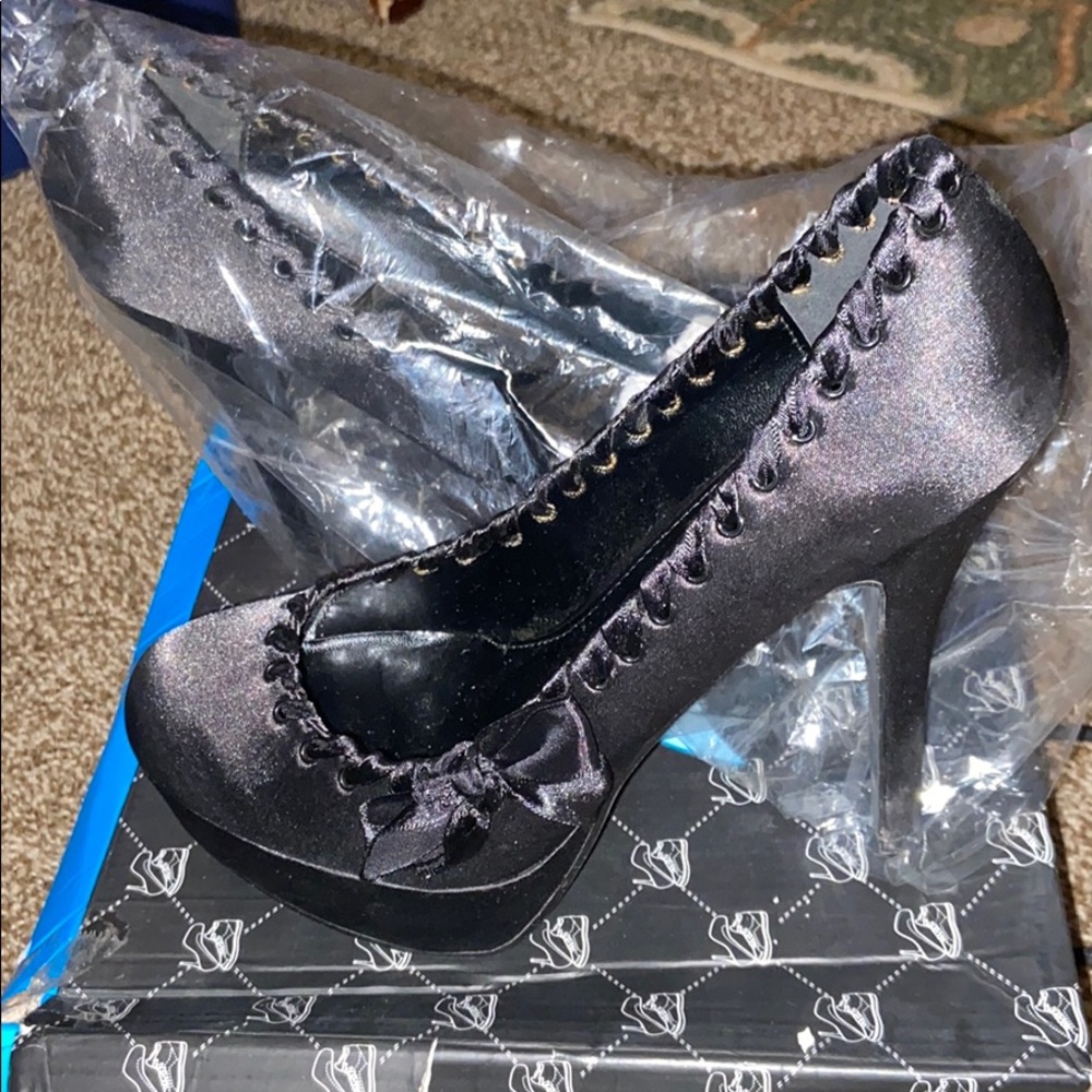 Black satin. Sz 8.5. Worn once.